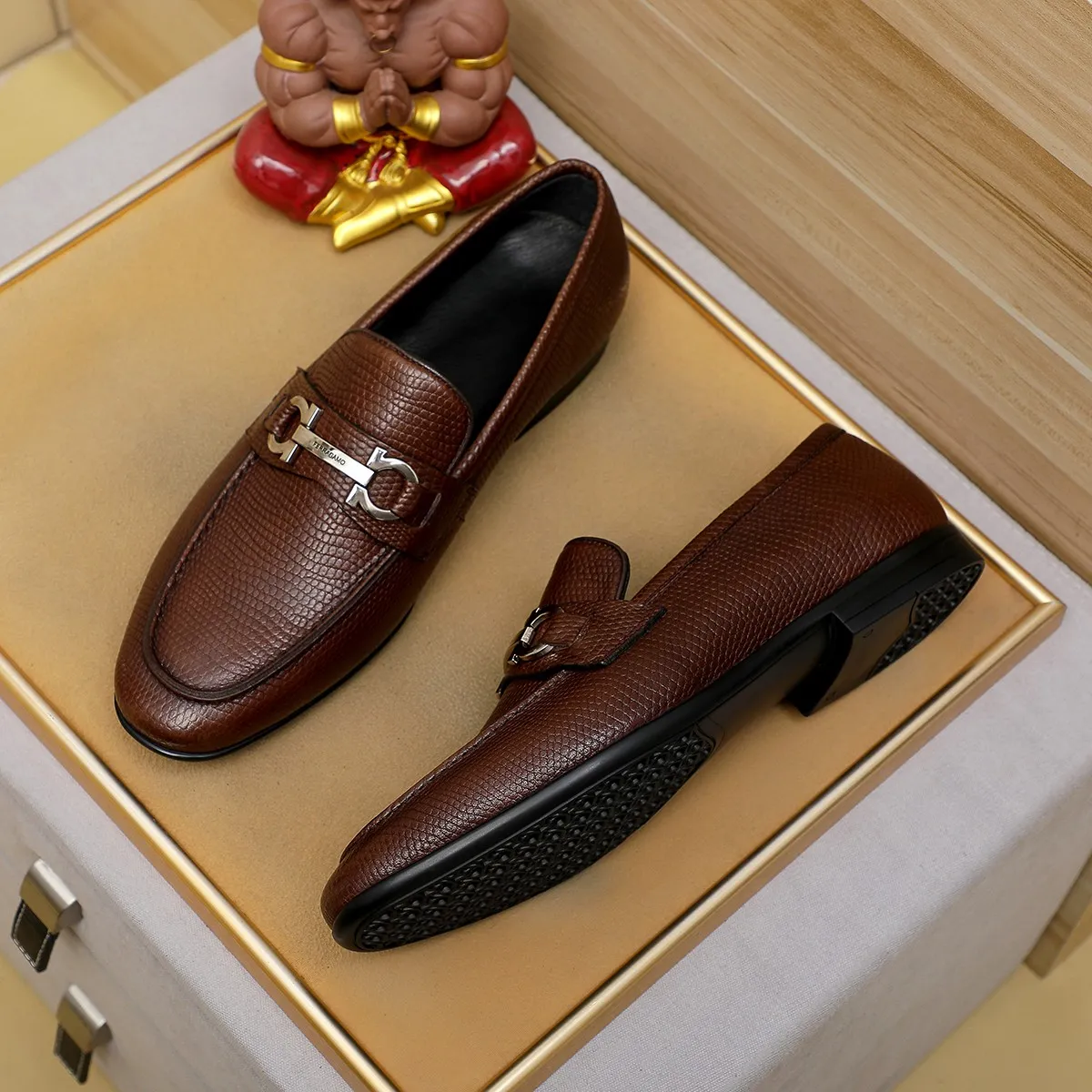 Men's shoes 250 🕷🕷🐂【Ferragamo】Ferragamo Popular fashionable casual shoes🇨🇳Official website counter 1:1 production, original mold opening💯Good quality can be seen, imported high-end first-layer pebbled calfskin, water-dyed🐂leather lining🌿very clear texture, high-quality waterproof, non-slip and wear-resistant outsole🎋high quality and low price, truly handmade🍓, color optional! Code number 38-44 (45. To be customized)